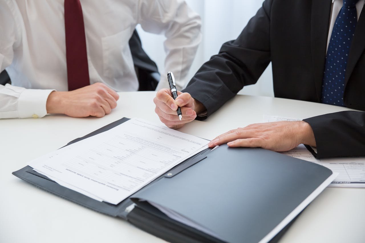 about us 1 pexels-kampus-8428076 about Oxford Finance International